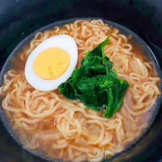 ほうれん草と茹で卵のラーメン